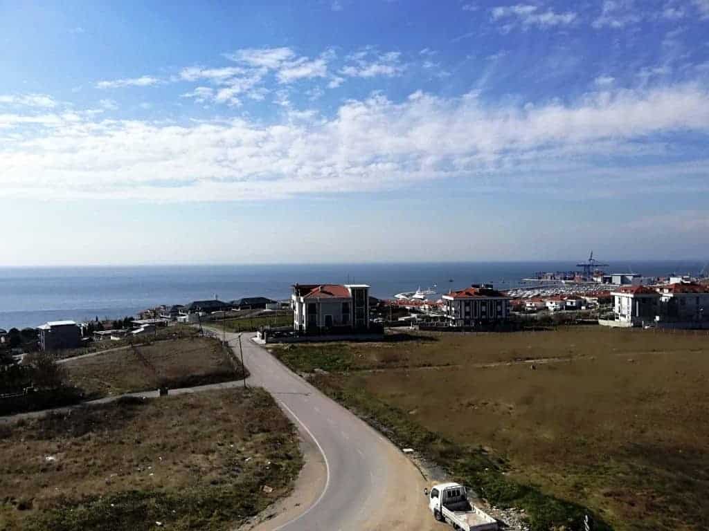 شقة للبيع في اسطنبول بيليك دوزو تركيا 3 غرف و صالة مطلة على البحر||