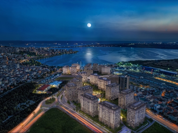 Family-friendly green space in Küçükçekmece residential complex Istanbul|||Outdoor pool and social facilities in Istanbul lake view apartments