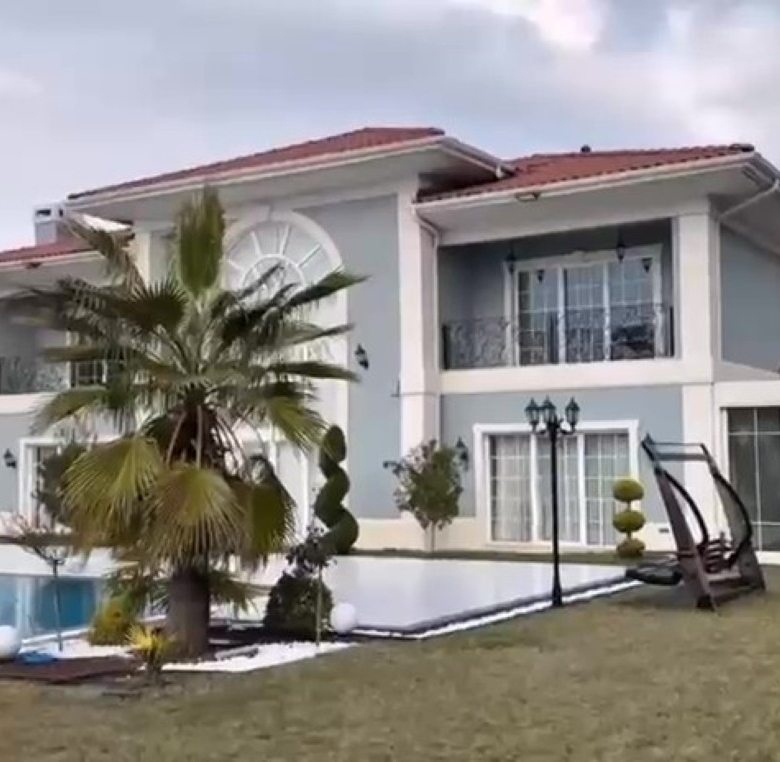 Luxury Villa for Sale in Istanbul, Büyükçekmece – 7 Bedrooms, 2 Living Rooms, Private Garden and Pool