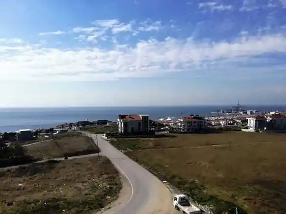 شقة للبيع في اسطنبول بيليك دوزو تركيا 3 غرف و صالة مطلة على البحر||